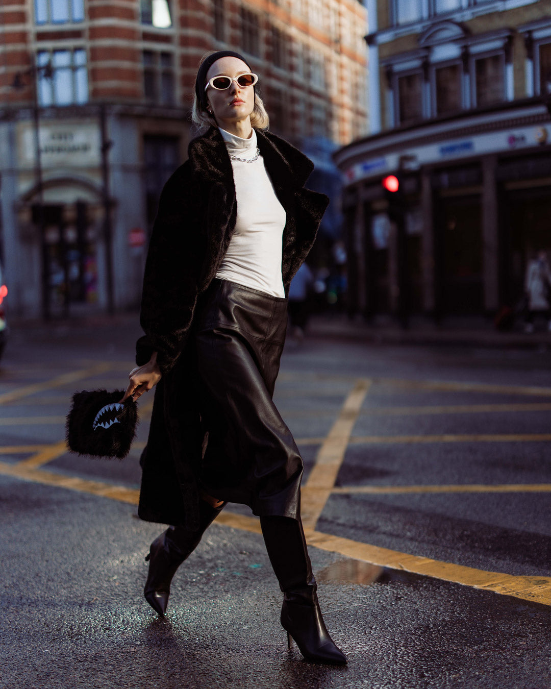 FURZILLA SHARK (NIGHT) CROSSOVER CLUTCH