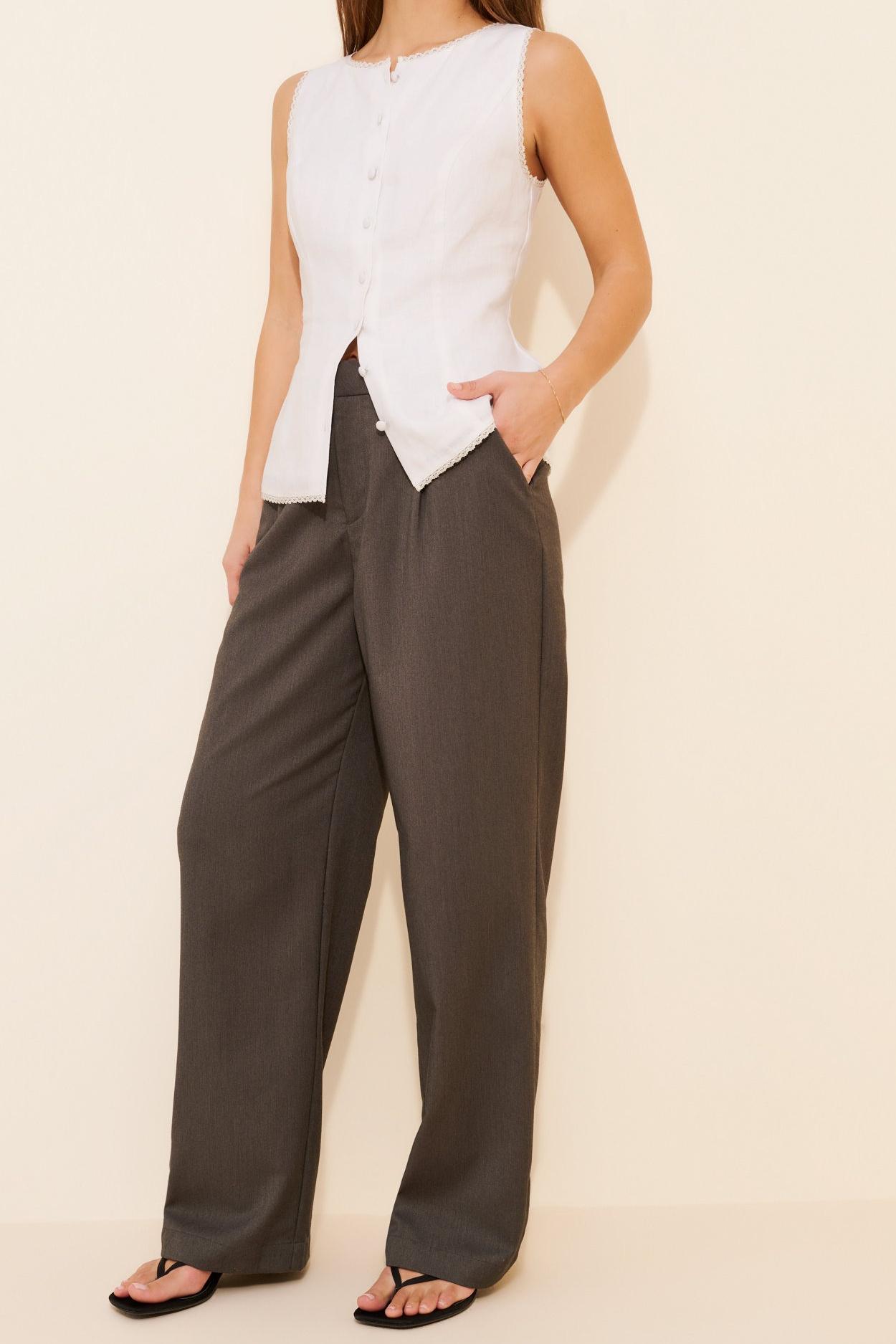 Elegant White Solid Round Neck Sleeveless Tops