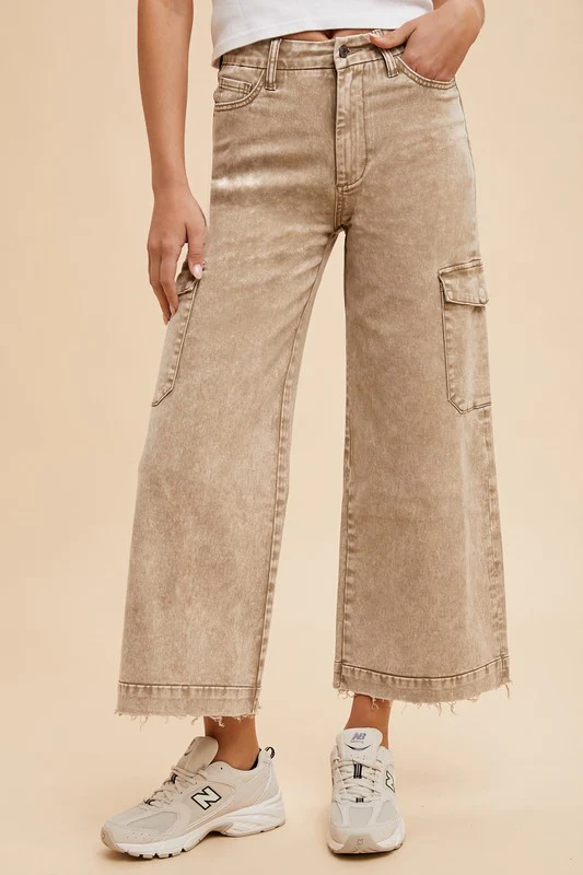 Wear Raw Hem Wide Leg Jeans with Cargo Pockets
