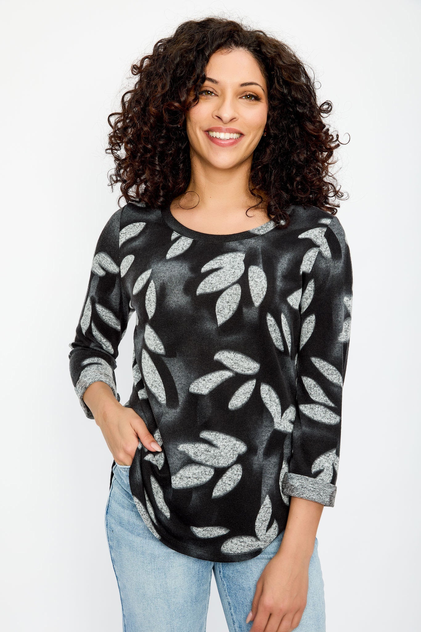 Abstract Scoop-Neck 3/4 Sleeve Sweater with Shirttail Hem